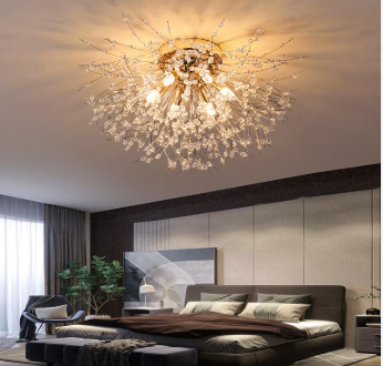 Гармоничный интерьер дома с современной мебелью и продуманным освещением.