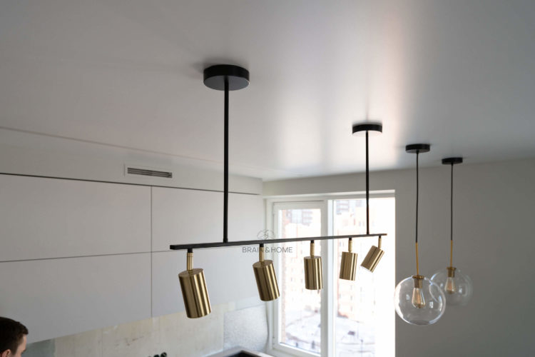 Современный натяжной потолок с интегрированным освещением в интерьере от Brain & Home.